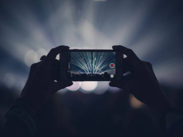 Jak uchwycić niesamowity klimat podczas fotografowania koncertów za pomocą smartfona?